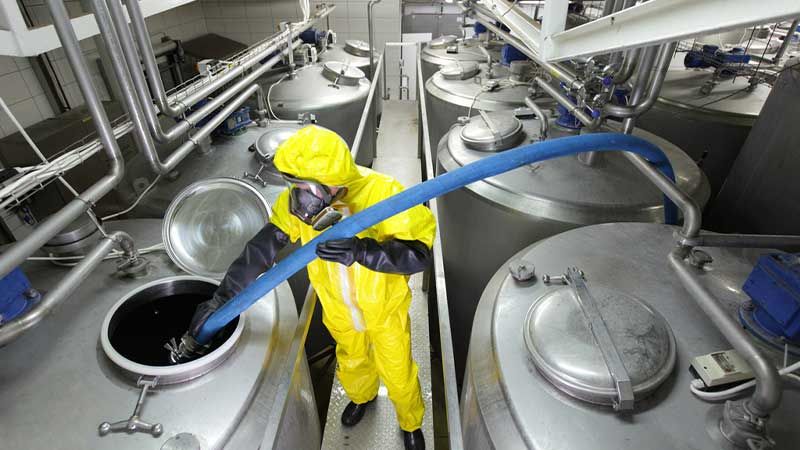 封存防锈油真实案例：潮湿仓库中的金属守护神